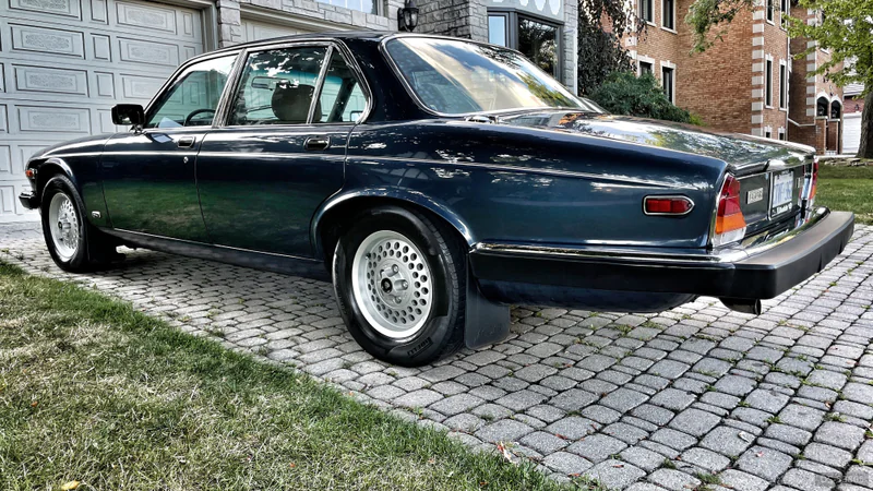 1987 Jaguar XJ6 Sovereign in Mississauga 2