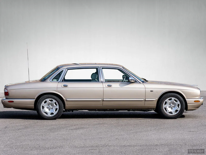 2001 Jaguar XJ Vanden Plas in Mississauga 4