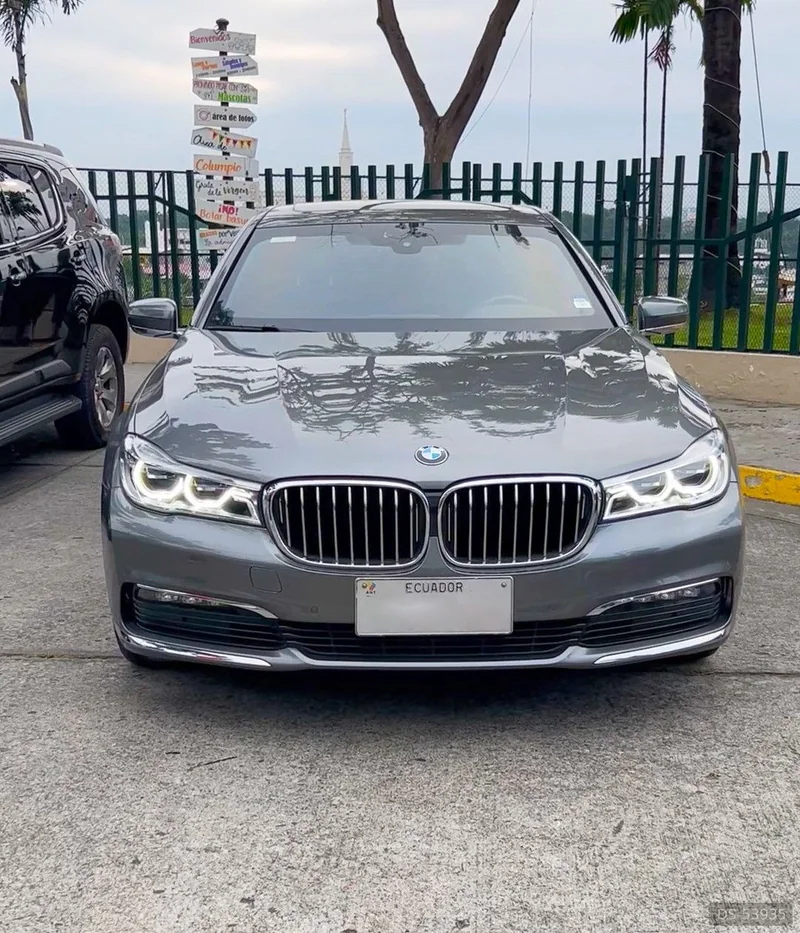 2020 BMW 740i in Guayaquil 3