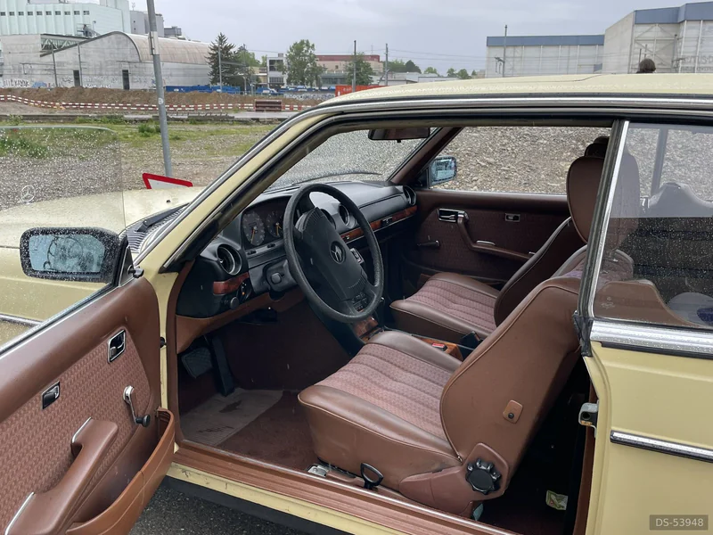 1977 Mercedes-Benz 230ce W123 in Basel 4