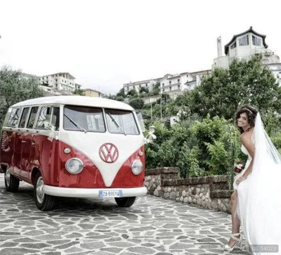 1962 Volkswagen T1 Samba in Roma 3
