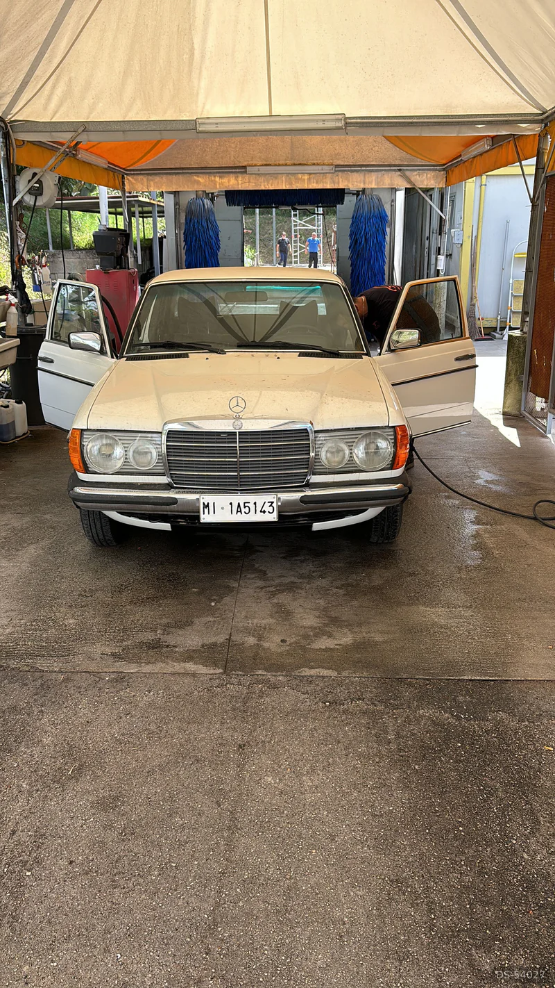 1977 Mercedes-Benz 200 W123 2.0 in Milano 3
