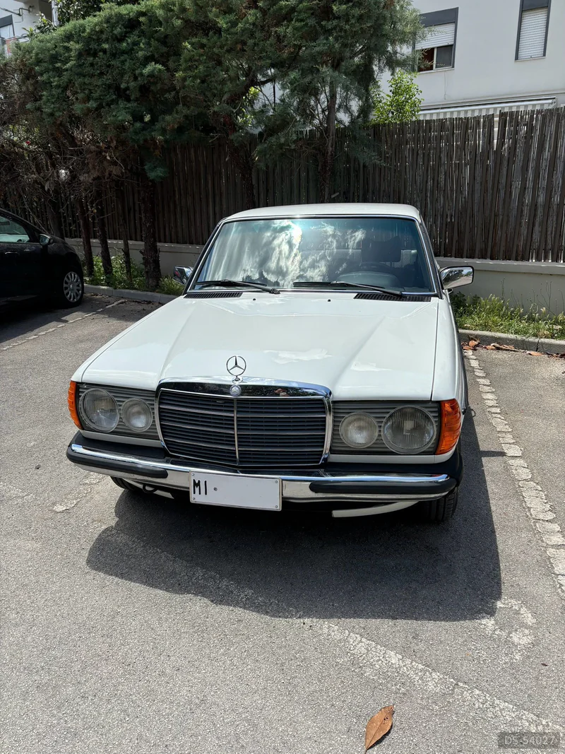 1977 Mercedes-Benz 200 W123 2.0 in Milano 2