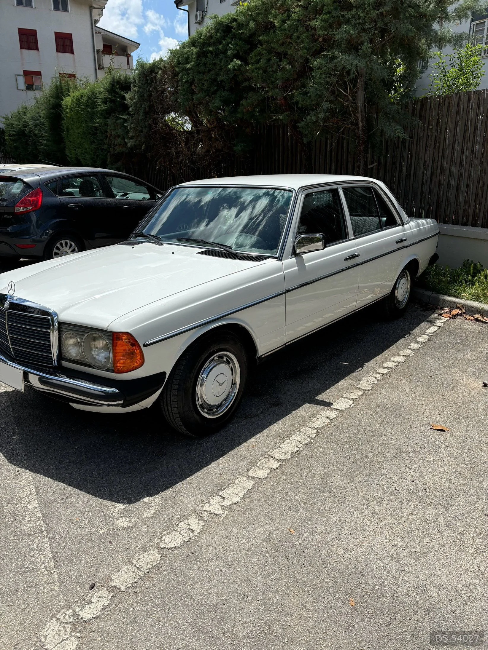 1977 Mercedes-Benz 200 W123 2.0