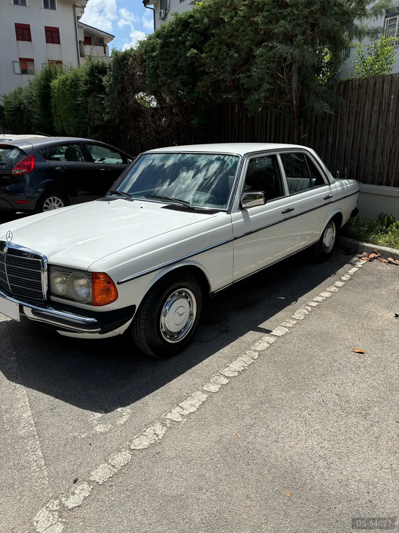 1977 Mercedes-Benz 200 W123 2.0 in Milano
