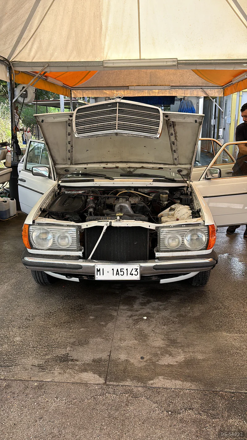 1977 Mercedes-Benz 200 W123 2.0 in Milano 4
