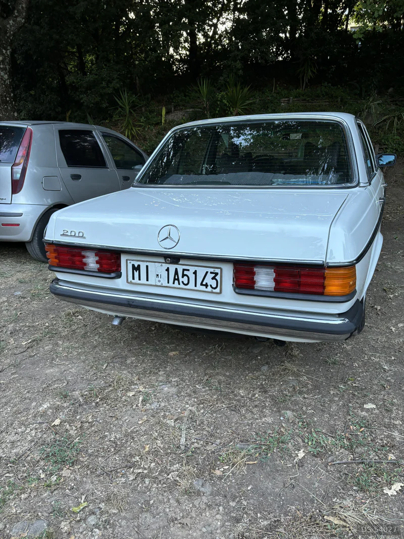 1977 Mercedes-Benz 200 W123 2.0 in Milano 5