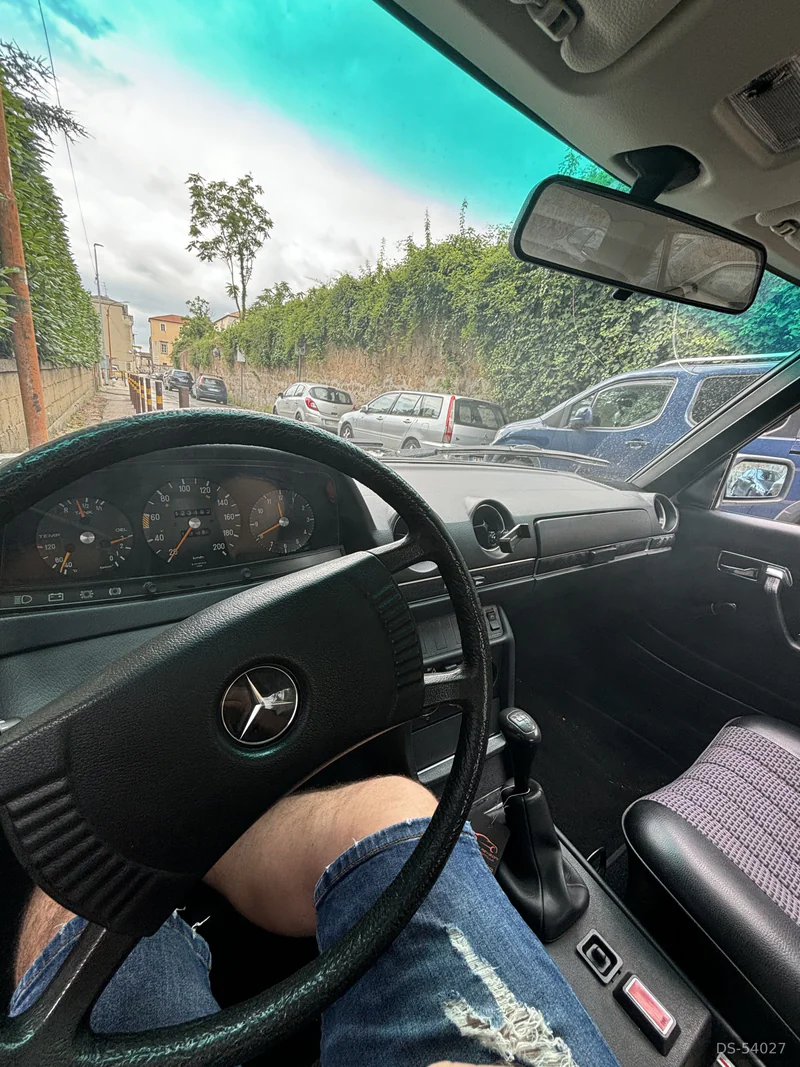 1977 Mercedes-Benz 200 W123 2.0 in Milano 9