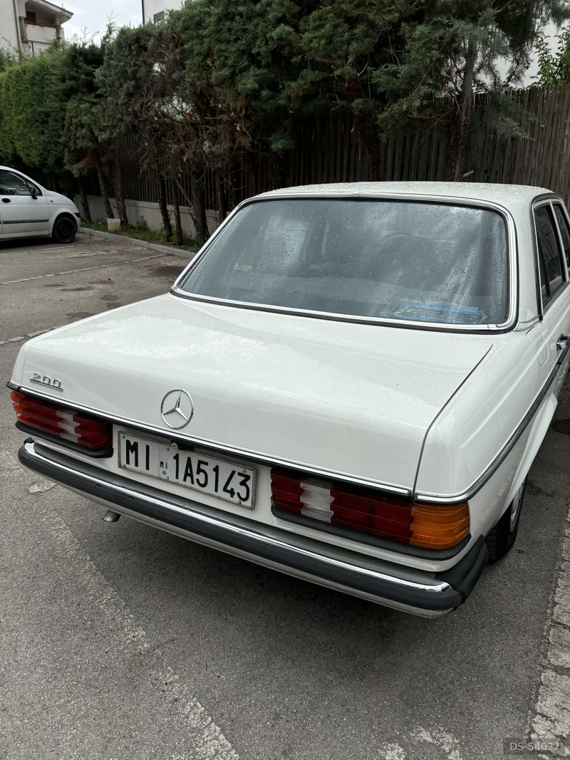 1977 Mercedes-Benz 200 W123 2.0 in Milano 14