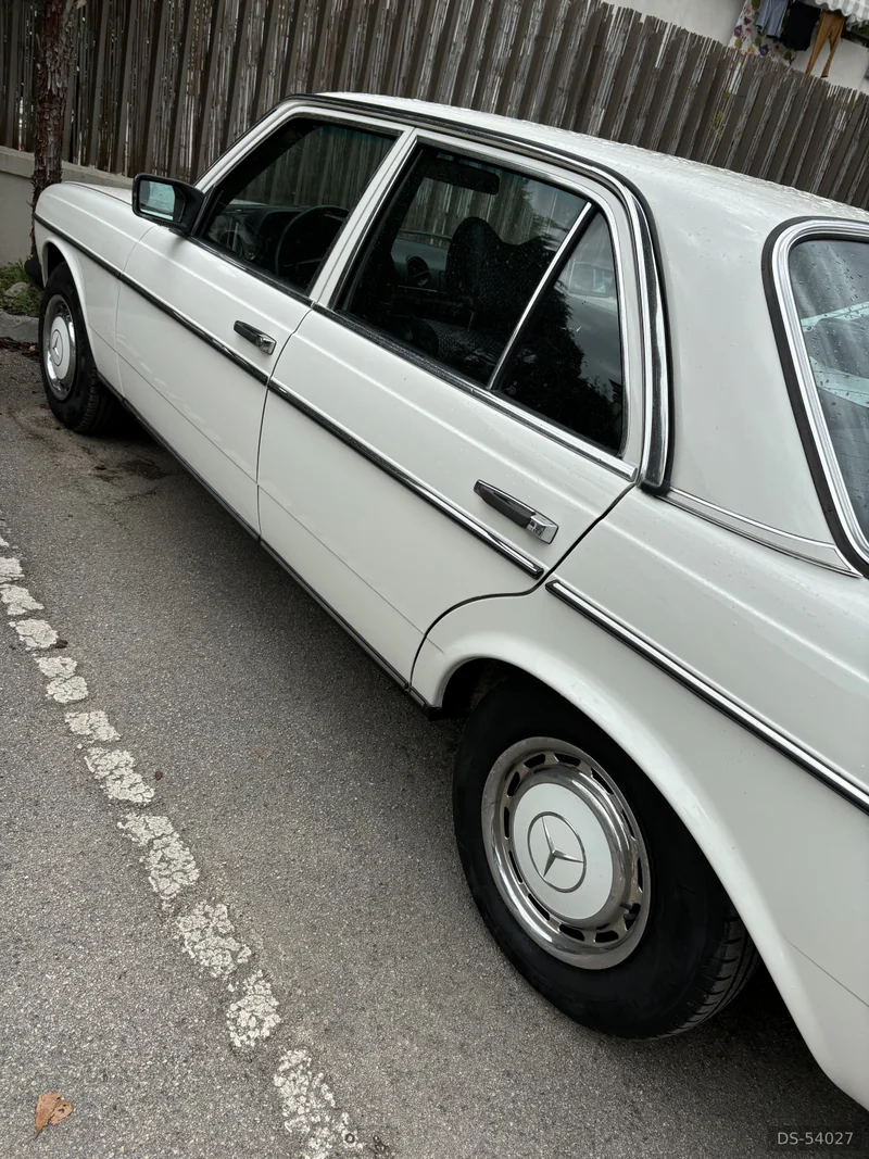 1977 Mercedes-Benz 200 W123 2.0 in Milano 17