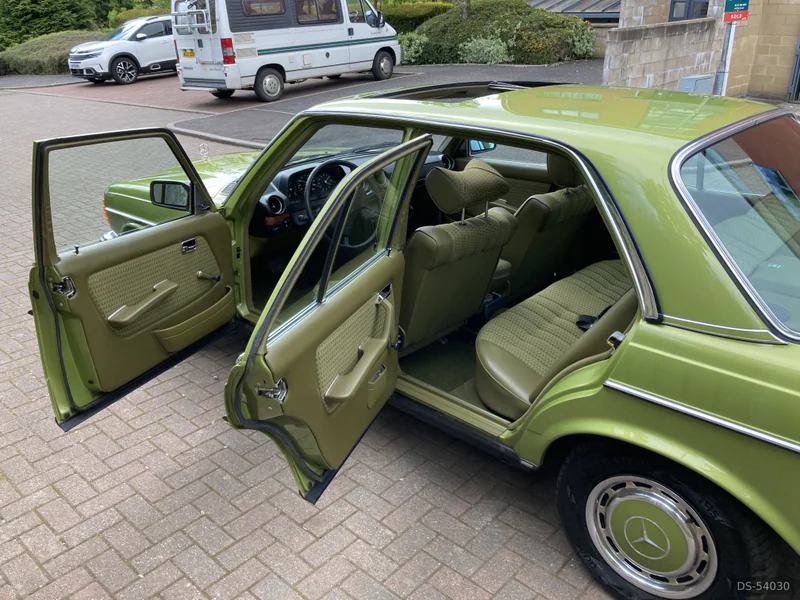 1978 Mercedes-Benz W123 in Glasgow 9