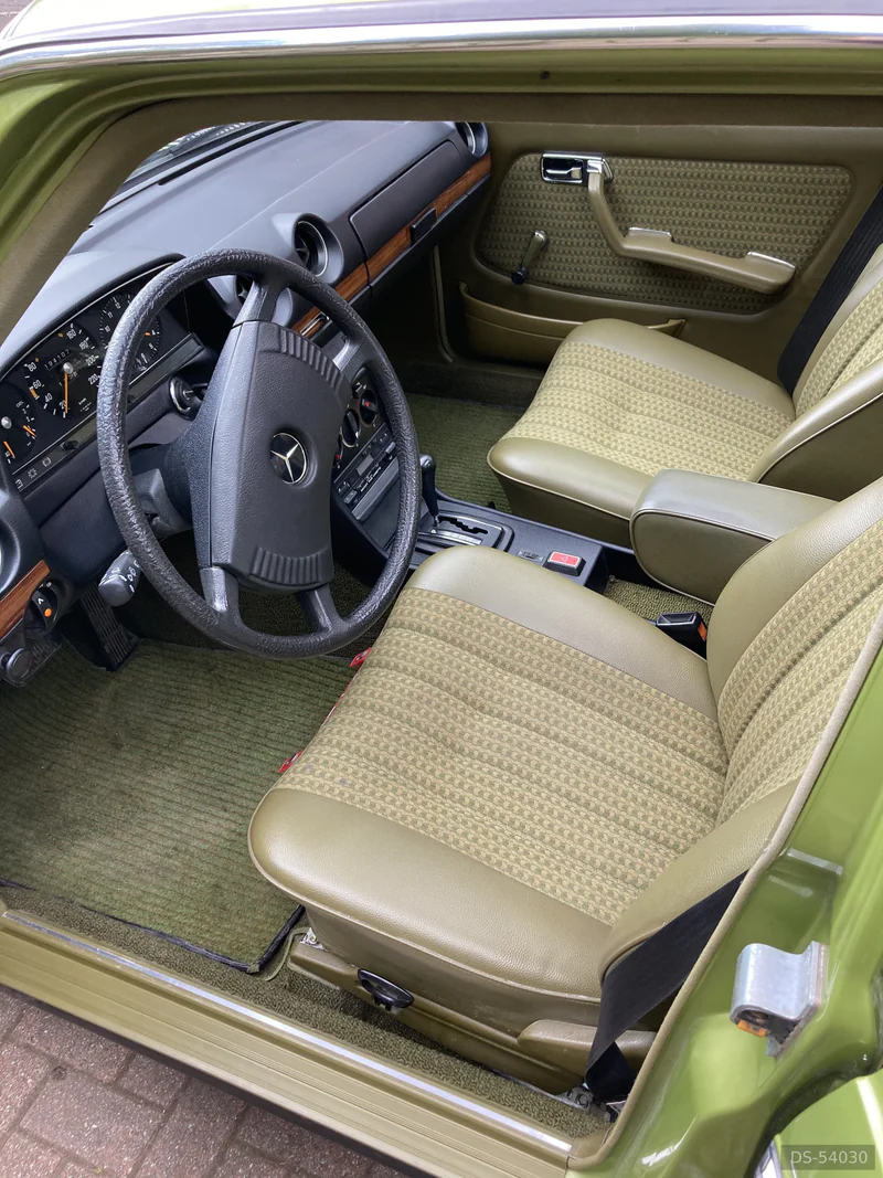 1978 Mercedes-Benz W123 in Glasgow 11
