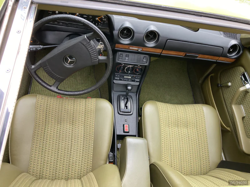 1978 Mercedes-Benz W123 in Glasgow 12