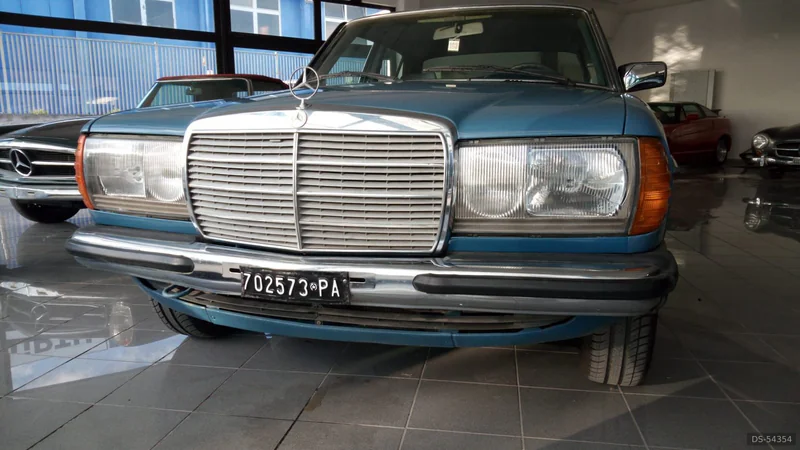 1983 Mercedes-Benz 240 in Aprilia 5