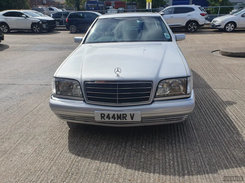 1994 Mercedes-Benz S320 in London 2