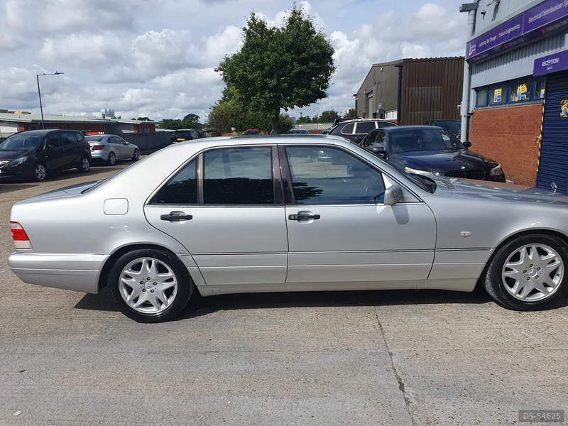 1994 Mercedes-Benz S320 in London 9