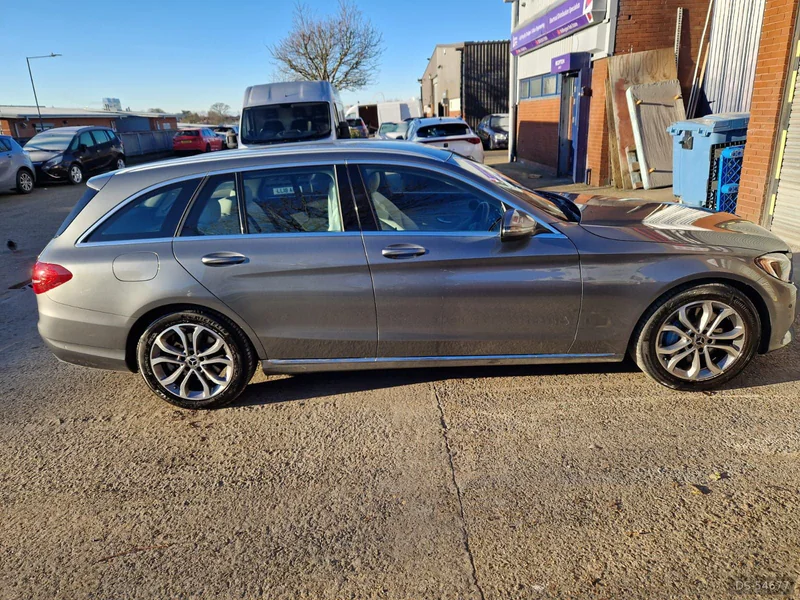 2017 Mercedes-Benz C350 in London 3