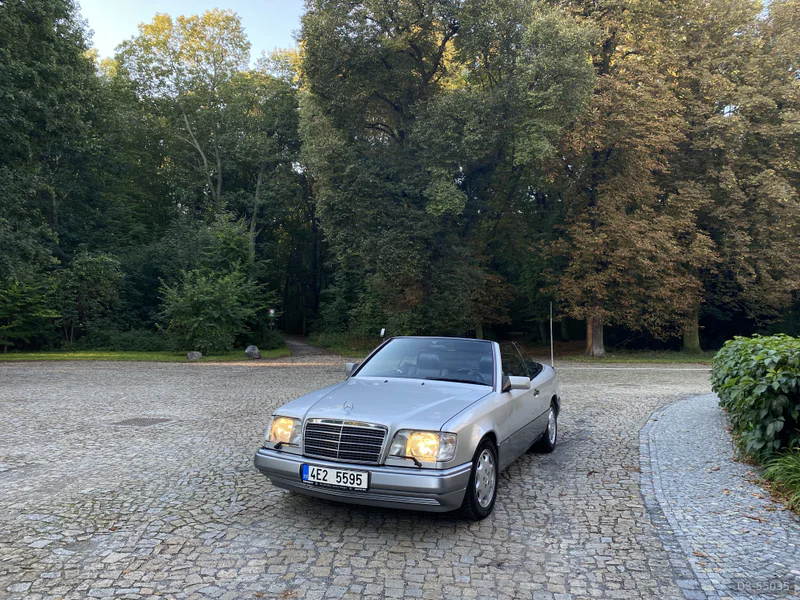 1993 Mercedes-Benz E320 in Praha 3