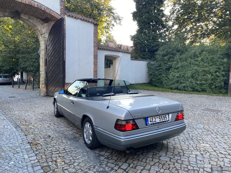 1993 Mercedes-Benz E320 in Praha 4