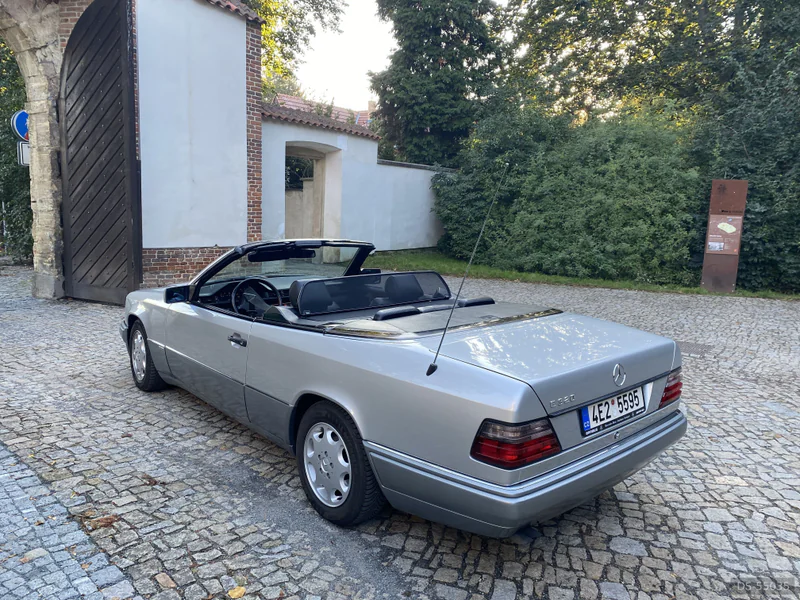 1993 Mercedes-Benz E320 in Praha 5