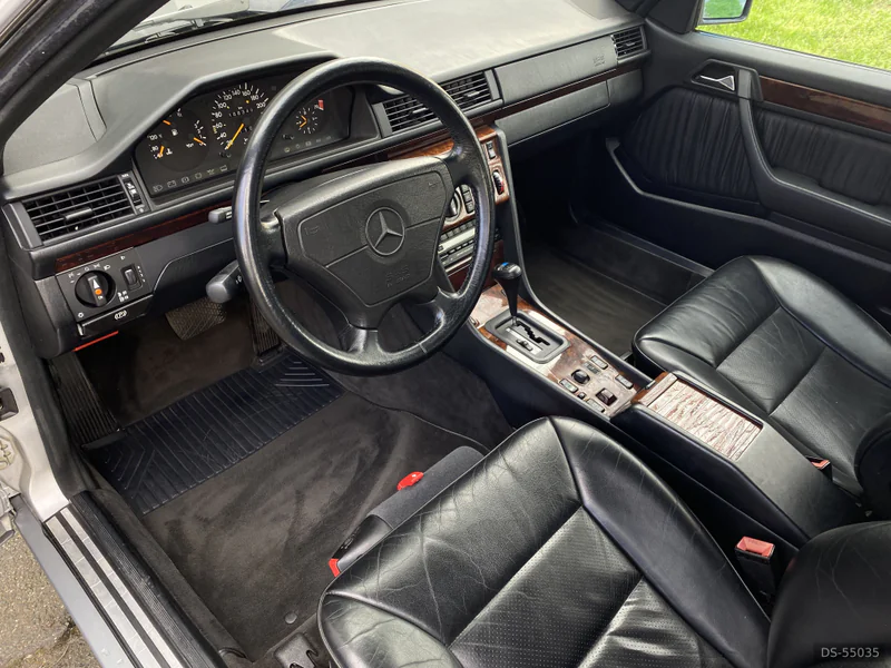 1993 Mercedes-Benz E320 in Praha 7