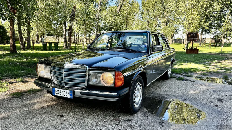 1978 Mercedes-Benz W123 in Capaccio Paestum 2
