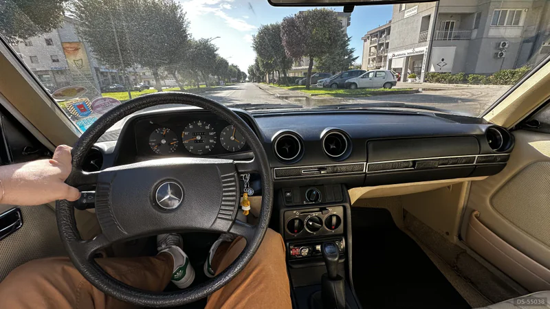1978 Mercedes-Benz W123 in Capaccio Paestum 3