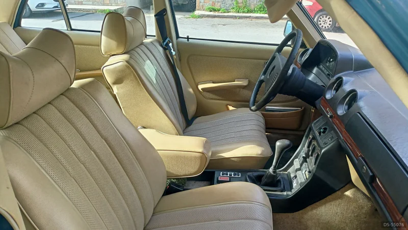 1977 Mercedes-Benz W123 in Heraklion 2