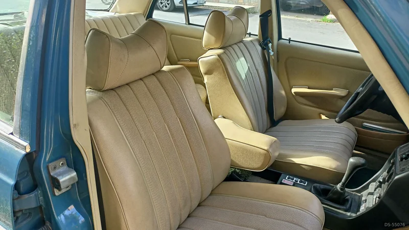 1977 Mercedes-Benz W123 in Heraklion 3