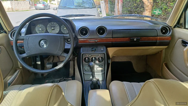 1977 Mercedes-Benz W123 in Heraklion 5