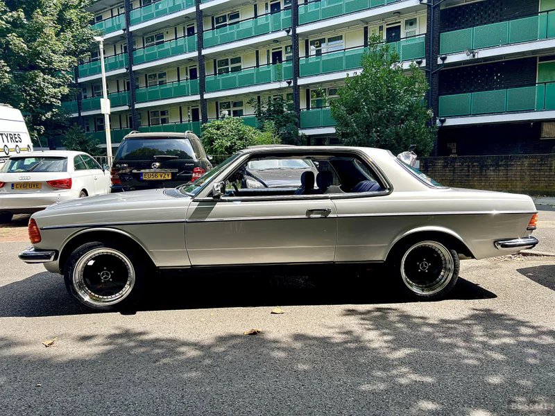 1982 Mercedes-Benz W123 230 Ce in London 5