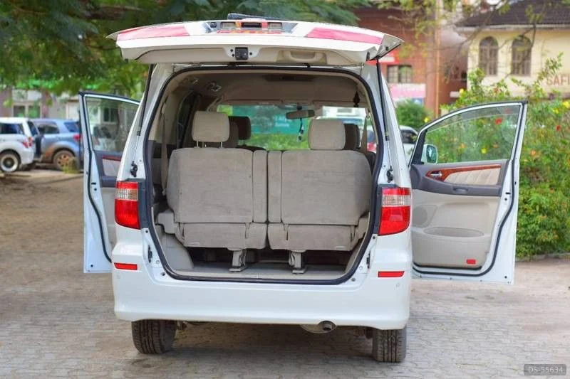 2006 Toyota Alphard in Zanzibar 4