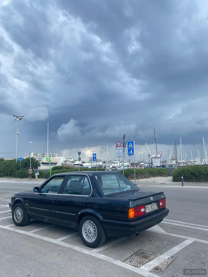 1988 BMW E30 in Settala 3
