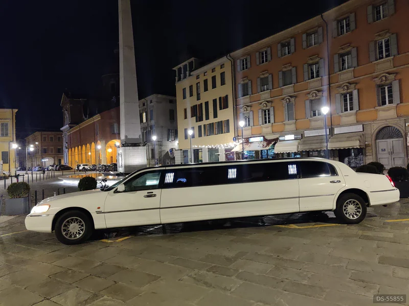 2002 Lincoln Town Car Limousine in Reggio Emilia 2