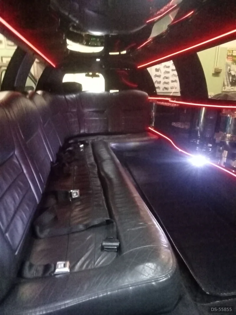 2002 Lincoln Town Car Limousine in Reggio Emilia 3