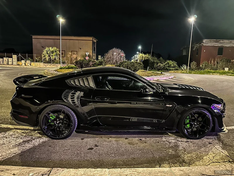 2017 Ford Mustang in Roma 2