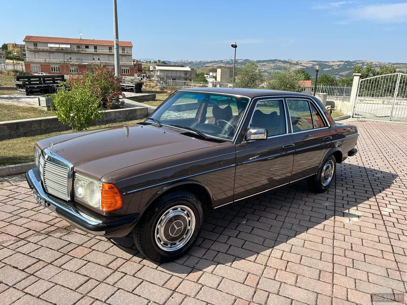 1988 Mercedes-Benz W123 200 D in Riccia