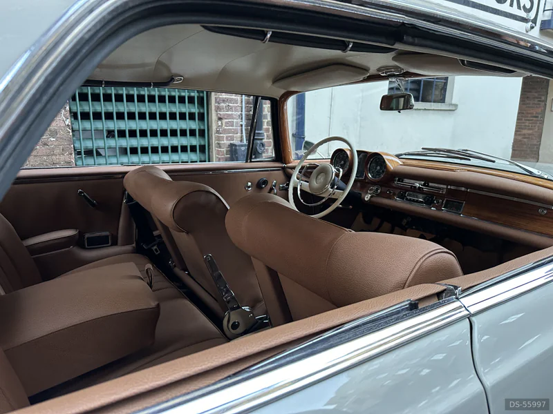 1963 Mercedes-Benz 220SEb in London 5