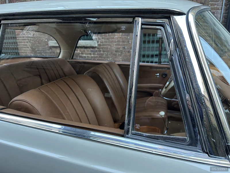 1963 Mercedes-Benz 220SEb in London 7