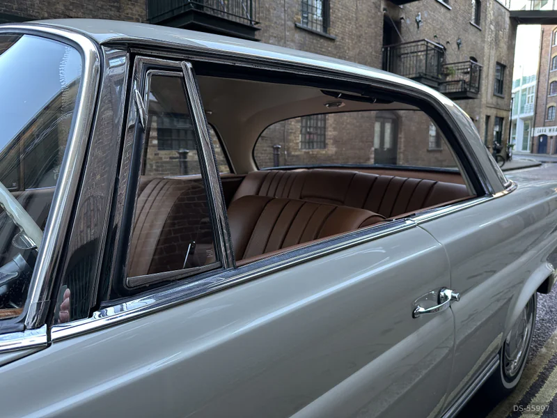 1963 Mercedes-Benz 220SEb in London 4