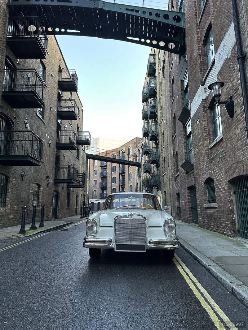 1963 Mercedes-Benz 220SEb in London 2