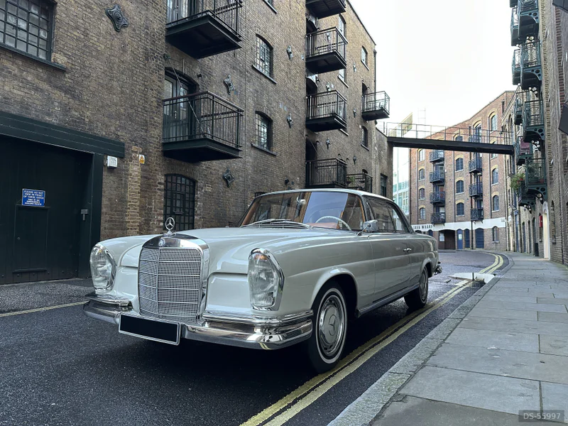 1963 Mercedes-Benz 220SEb in London 3