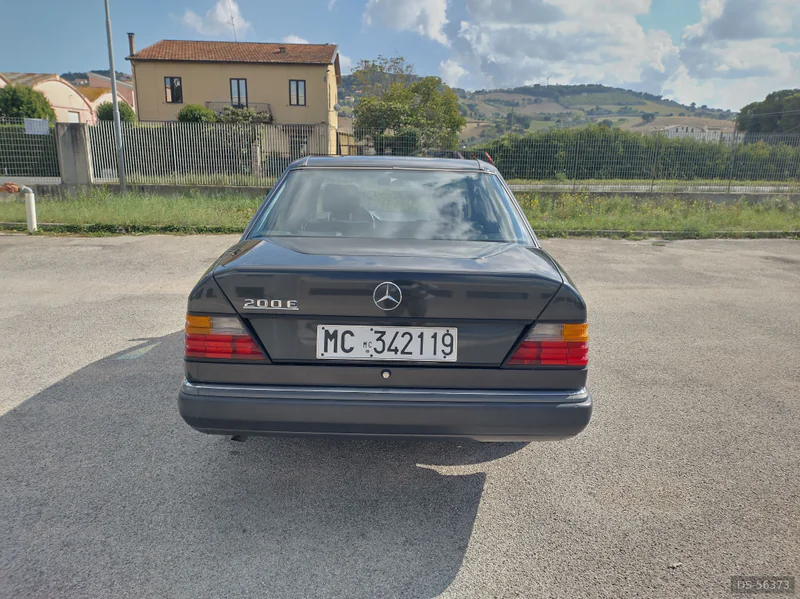 1990 Mercedes-Benz 200e in Montelupone 4