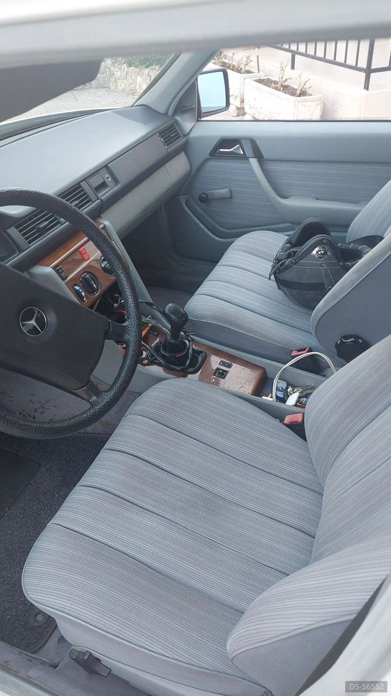 1985 Mercedes-Benz 230e in Torres De La Alameda 5