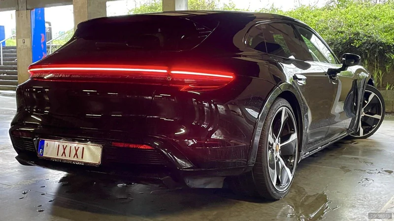 2023 Porsche Taycan in Bruxelles 3