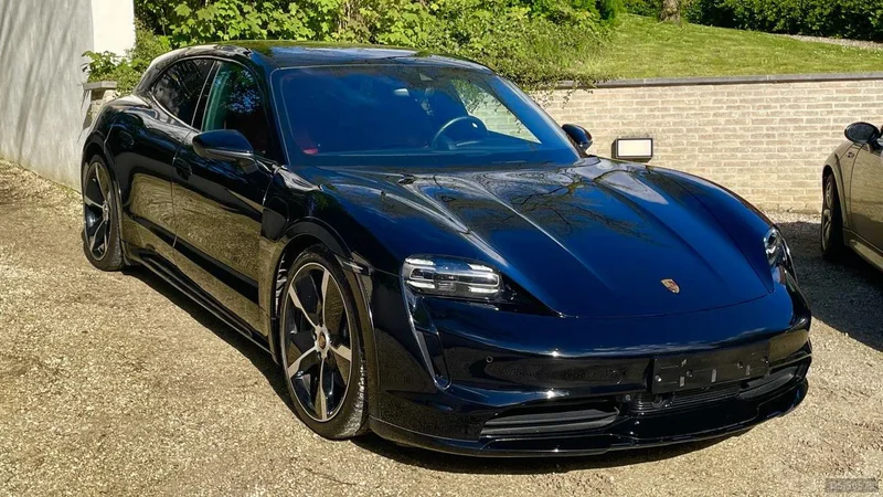 2023 Porsche Taycan in Bruxelles 4