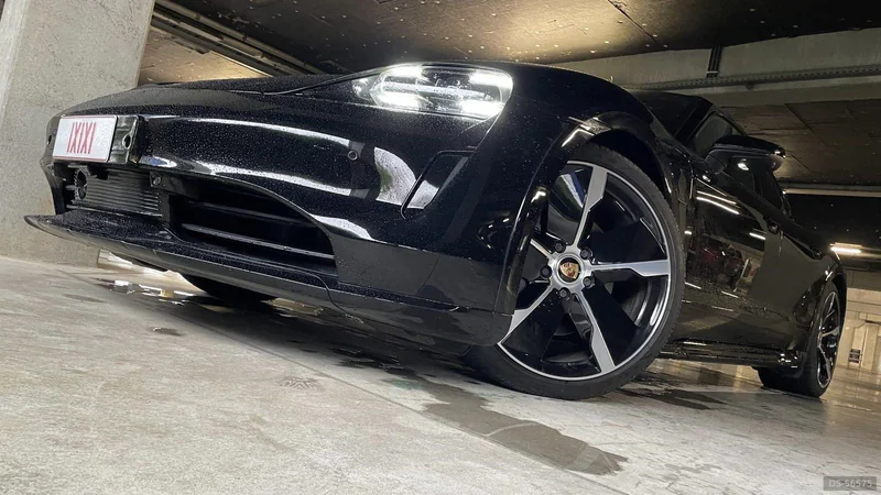 2023 Porsche Taycan in Bruxelles 6