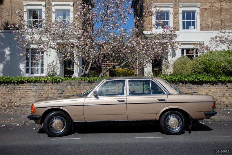 1983 Mercedes-Benz 230e W123 in London 4