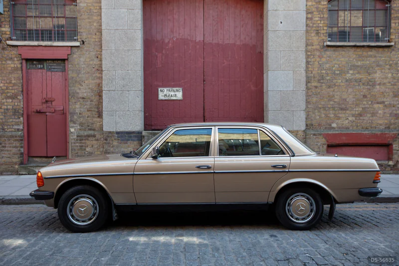 1983 Mercedes-Benz 230e W123 in London 3