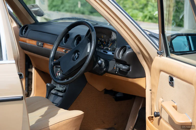 1983 Mercedes-Benz 230e W123 in London 9
